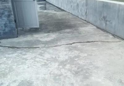 小金楼顶漏水维修公司分享下如何解决卫生间隐蔽部位漏水的问题?