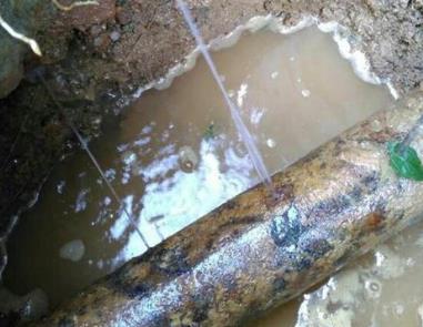 小金楼顶渗水维修公司分享下地暖漏水的原因及检测方法。